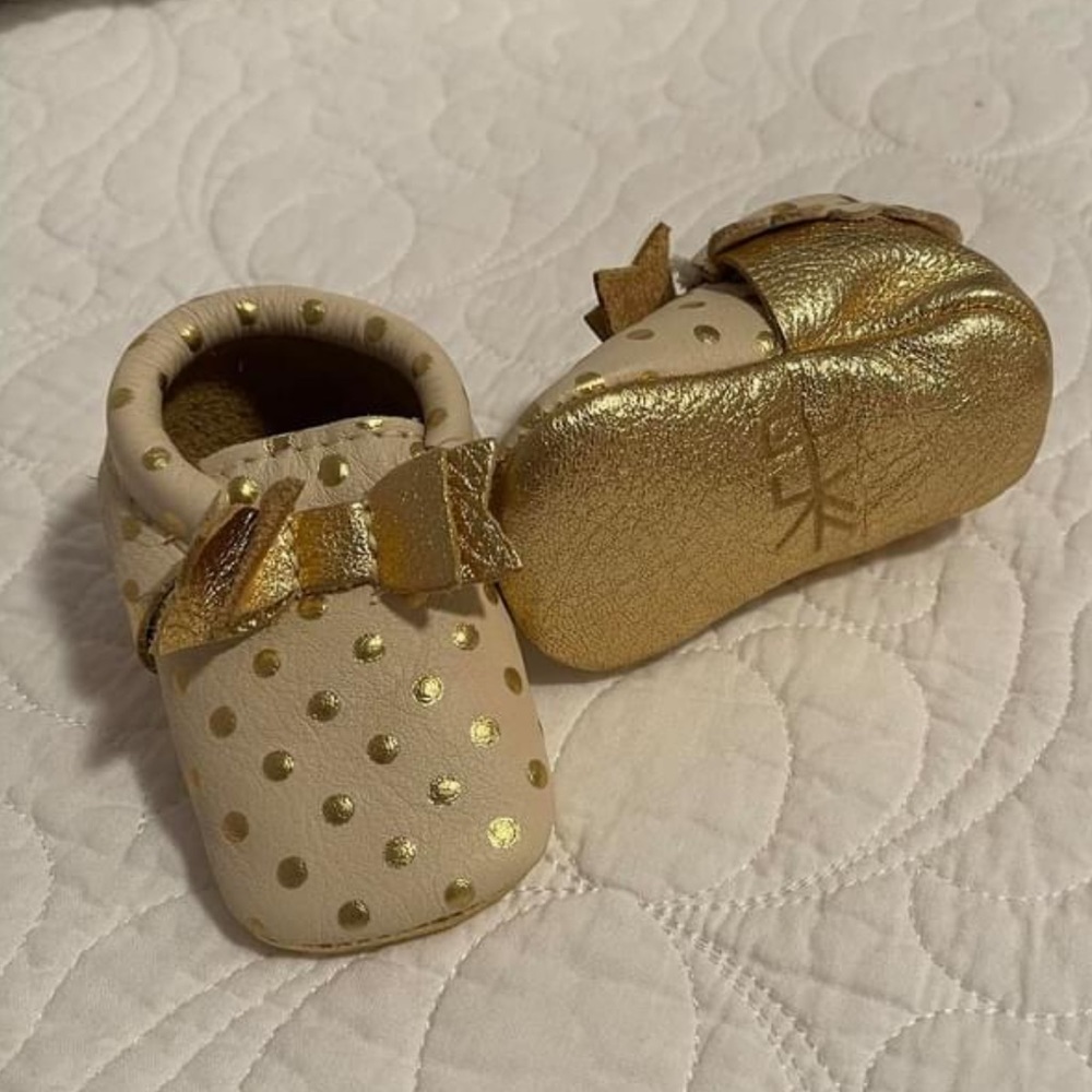 Heirloom Cream And Gold Bow Mocc